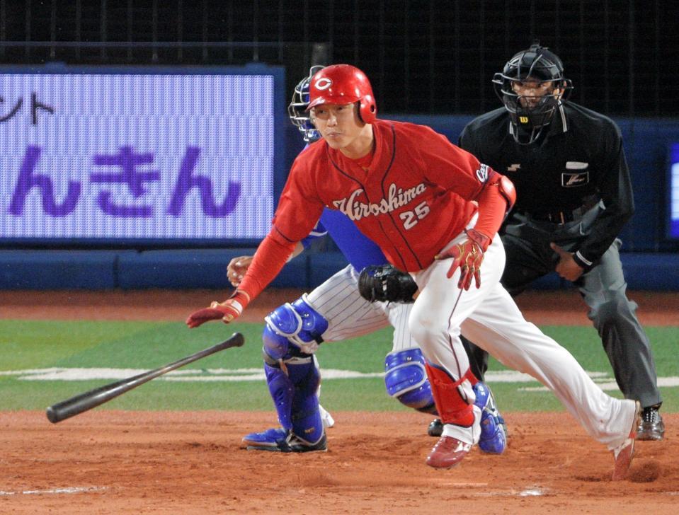 延長１２回、新井は勝ち越し適時打を放つ＝横浜スタジアム