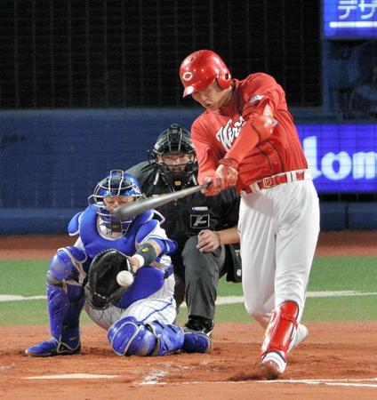 ６回、新井貴浩は中前打を放つ（捕手・戸柱恭孝）＝横浜スタジアム