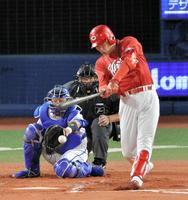 ６回、新井貴浩は中前打を放つ（捕手・戸柱恭孝）＝横浜スタジアム