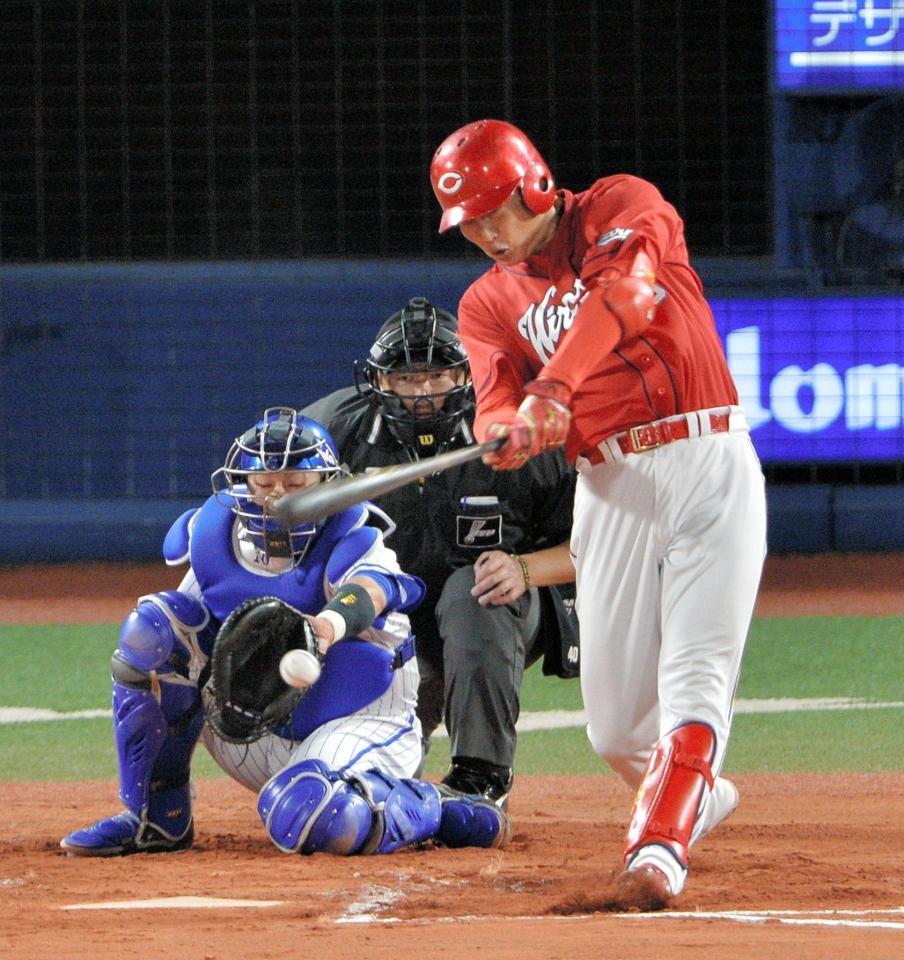 ６回、新井貴浩は中前打を放つ（捕手・戸柱恭孝）＝横浜スタジアム