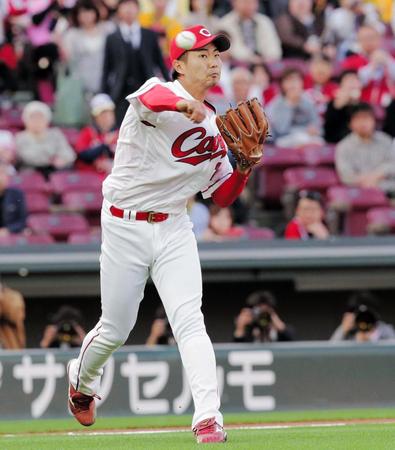 １回、一塁へ送球する広島・横山＝マツダスタジアム（撮影・吉澤敬太）