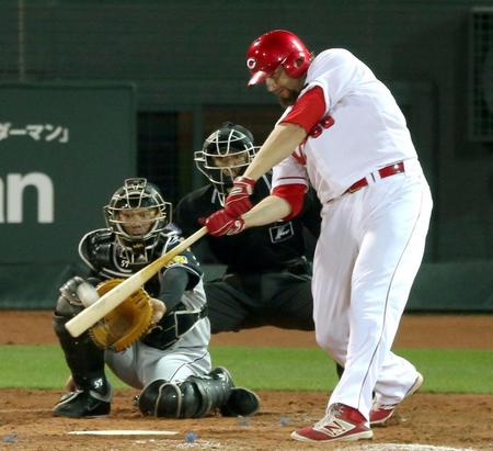 ３回広島１死、ソロを放つ広島　ブラッド・エルドレッド＝マツダスタジアム（撮影・田中太一）