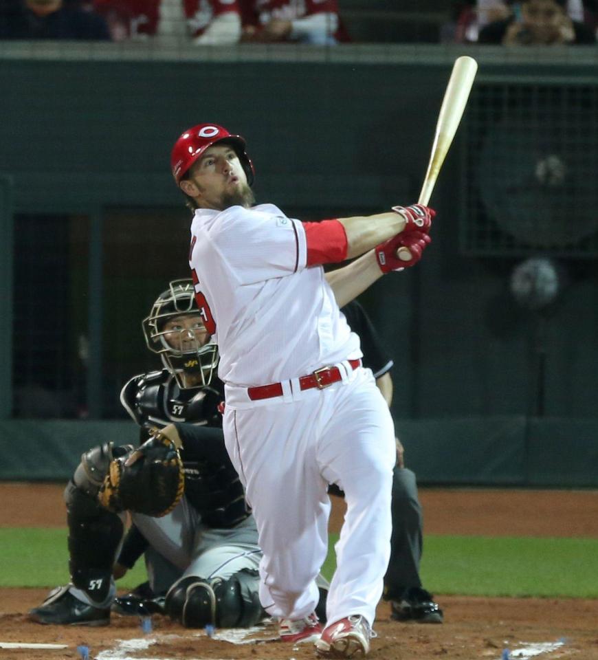 ６回広島２死、左越えへソロを放つ広島　ブラッド・エルドレッド＝マツダスタジアム（撮影・田中太一）