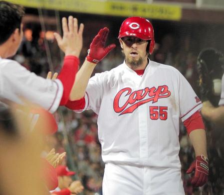 　６回、この日２本目のソロを放ち、ナインとタッチを交わすエルドレッド（撮影・吉澤敬太）