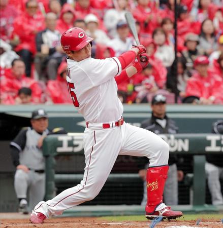 ４回広島無死、新井貴浩は右前打を放つ＝マツダスタジアム（撮影・吉澤敬太）