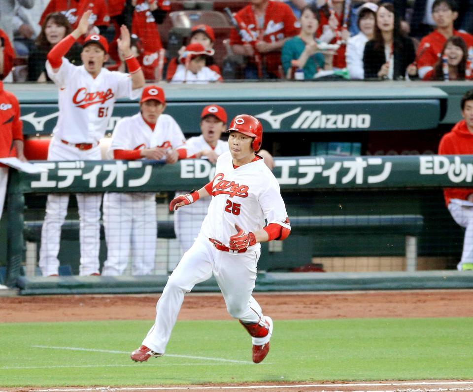 　１回、通算３５０二塁打となる３点適時二塁打を放ち一塁へ走る新井（撮影・田中太一）