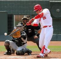 ４回広島１死一塁、右前へ安打を放つ広島・新井貴浩＝マツダスタジアム（撮影・田中太一）