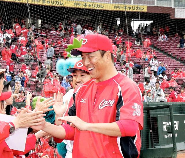 黒田、新井に激励星「全員で後押し」