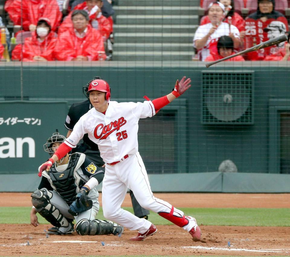 　４回、右前打を放つ新井