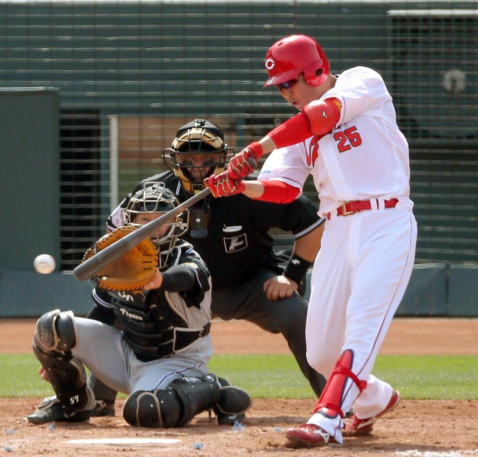 ４回広島１死一塁、右前へ安打を放つ広島・新井貴浩＝マツダスタジアム（撮影・田中太一）