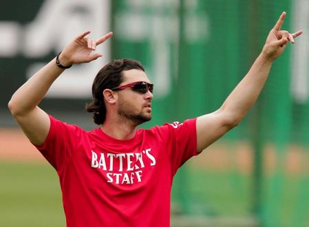 練習中、流れているＢＧＭに合わせて踊る広島のクリス・ジョンソン＝マツダスタジアム（撮影・吉澤敬太）