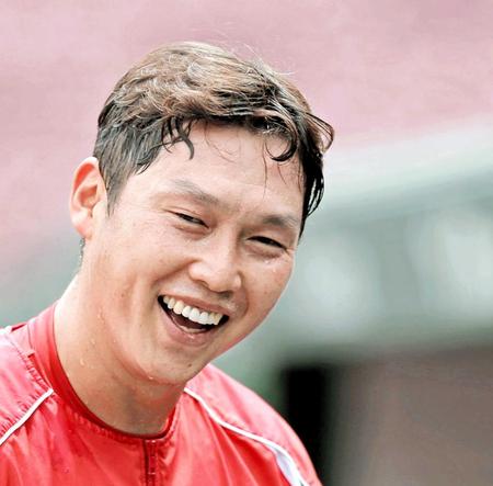 　２０００安打達成へ気合を入れる新井