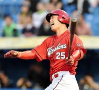 １回表広島、２死一塁、新井貴浩は遊飛に倒れる＝神宮（撮影・佐々木彰尚）