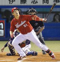 　７回広島２死満塁、鈴木がこの試合自身２本目となる本塁打を左越えに放つ。捕手中村＝神宮