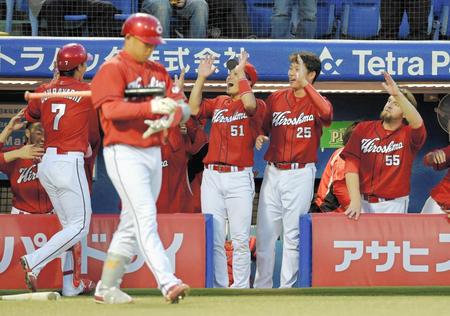 　２回、３者連続本塁打を放った堂林（左端）を迎える（右から）エルドレッド、新井、鈴木（撮影・堀内翔）