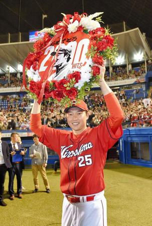 ２０００安打を達成し試合後にボードを掲げる広島・新井＝神宮球場（撮影・堀内翔）