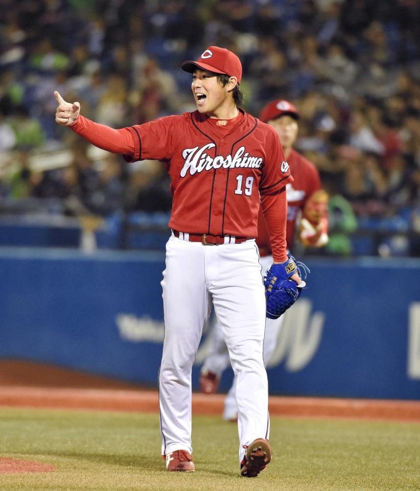 　４回、バレンティンを併殺に打ち取り喜ぶ野村（撮影・佐々木彰尚）