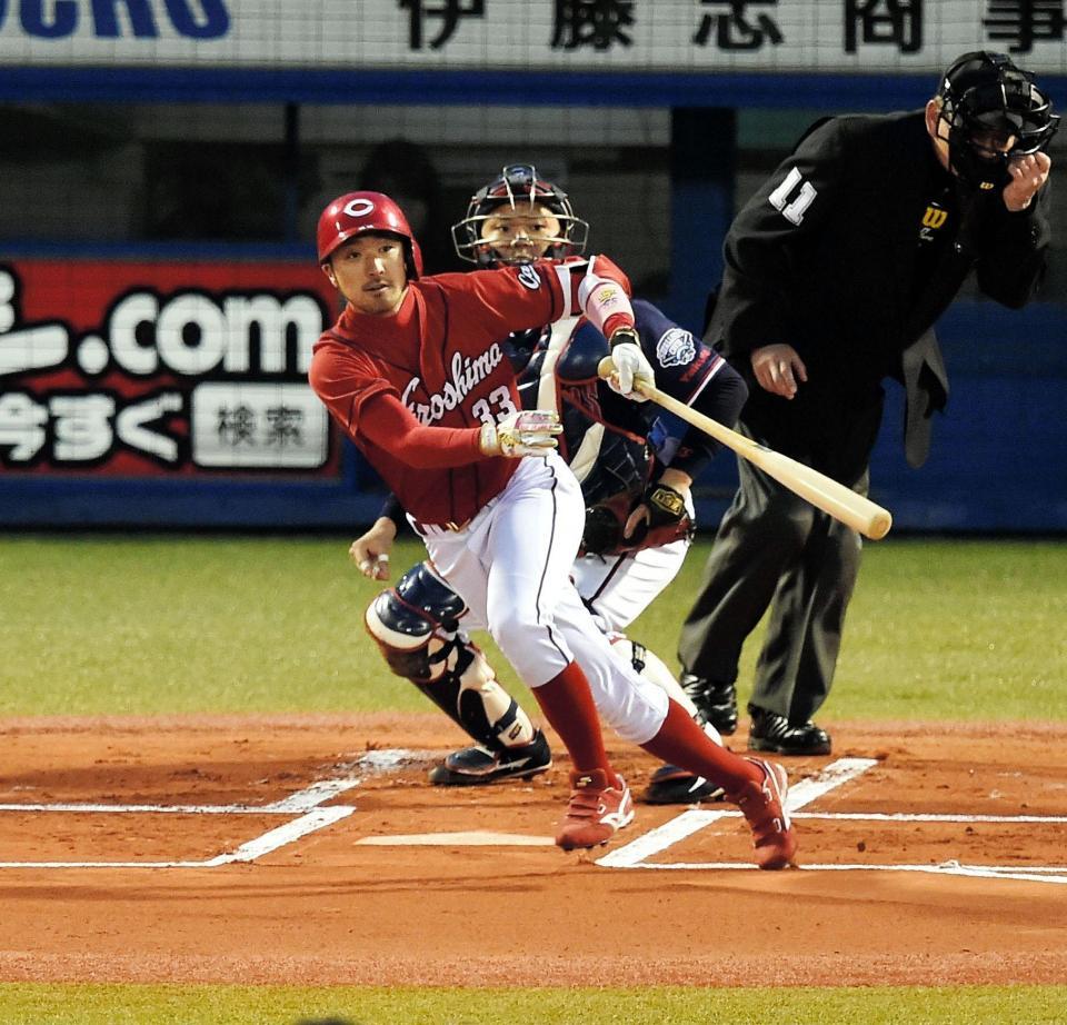 １回広島無死一塁、左中間先制適時二塁打を放った菊池＝神宮球場（撮影・園田高夫）
