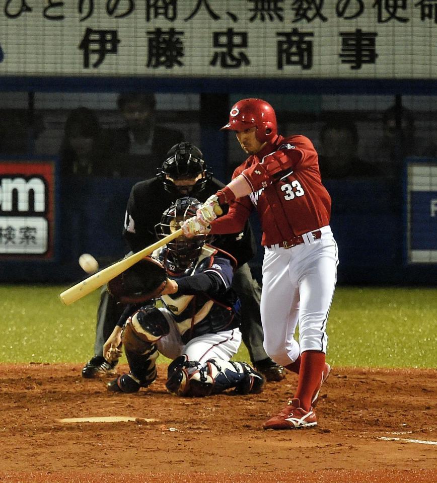 ５回広島一死、右越えソロを放つ菊池涼介＝神宮球場（撮影・園田高夫）