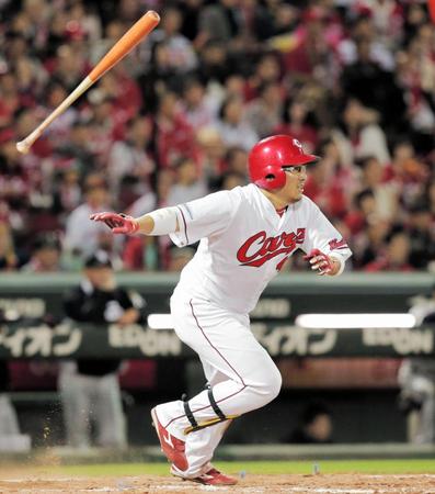 ５回、松山は右中間に適時二塁打を放つ＝マツダスタジアム（撮影・吉澤敬太）