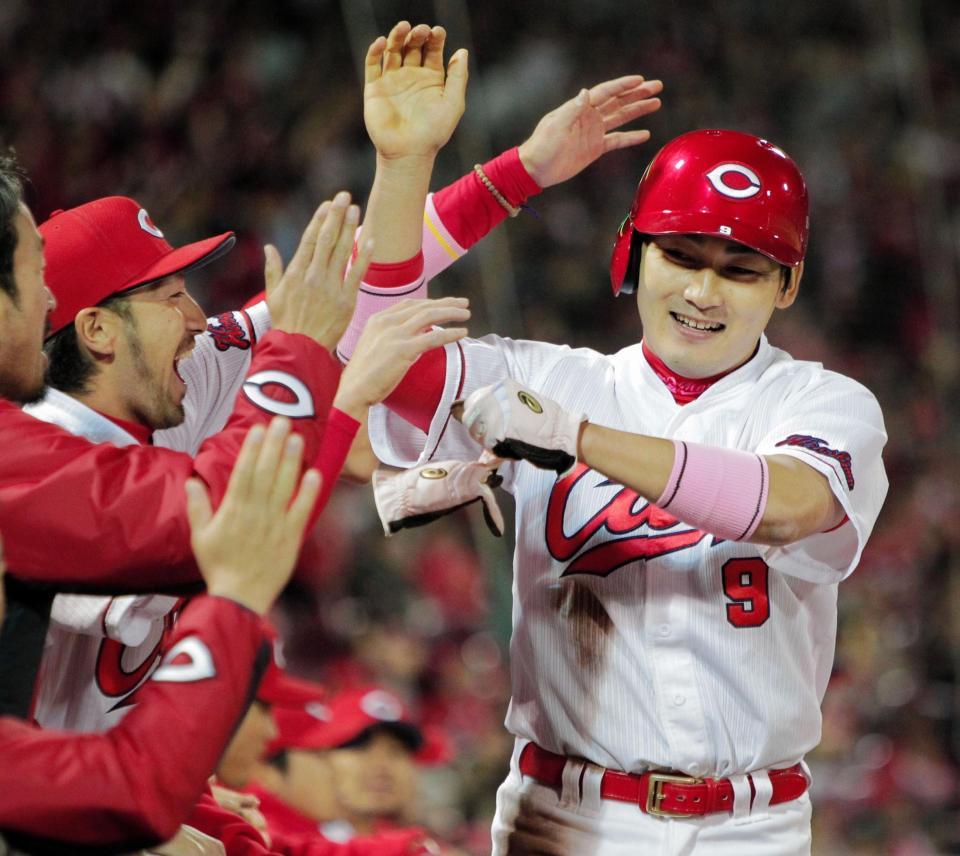 ５回、松山の適時二塁打で生還し、菊池（左）らと笑顔でタッチを交わす丸＝マツダスタジアム（撮影・吉澤敬太）