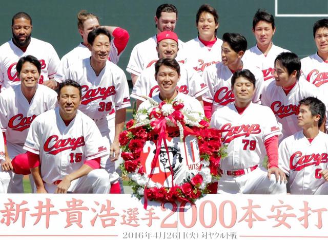 新井の愛息2人が“祝いの始球式”