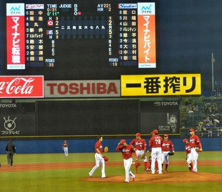 １回、ヤクルト打線に捕まり降板する広島・岡田＝神宮（撮影・佐々木彰尚）