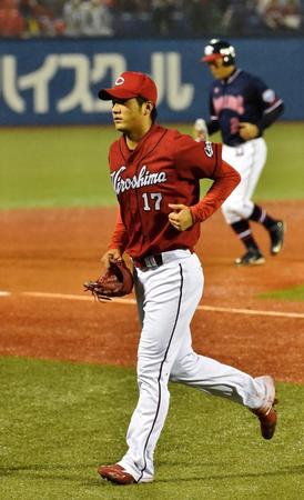 １回、ヤクルト打線に捕まり降板する広島・岡田明丈＝神宮（撮影・佐々木彰尚）