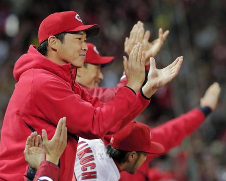 ４回広島１死満塁、鈴木誠也の２点適時打に、ベンチで手を叩いて喜ぶ広島・新井貴浩＝マツダスタジアム（撮影・吉澤敬太）