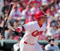 ５回広島無死一、二塁、丸は右越えに３ランを放つ＝マツダスタジアム（撮影・吉澤敬太）