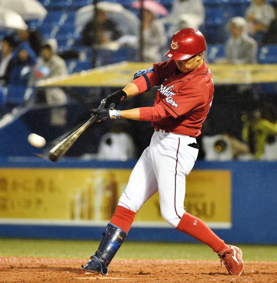 ４回表広島１死、安部友裕は右中間にソロを放つ＝神宮（撮影・佐々木彰尚）