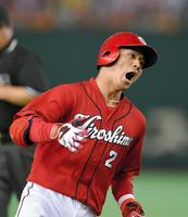 １回、初球先頭打者本塁打を放ち三塁を回る田中＝東京ドーム（撮影・堀内翔）