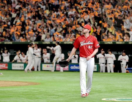 　８回、巨人に勝ち越しを許し、がっくりのジョンソン（撮影・堀内翔）