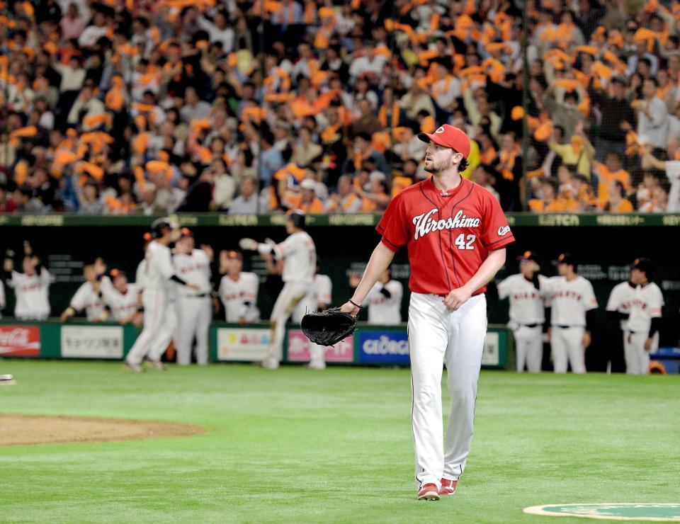 　８回、巨人に勝ち越しを許し、がっくりのジョンソン（撮影・堀内翔）