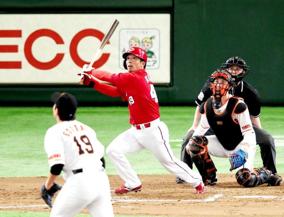 ７回、２ランを放つ天谷。投手・菅野