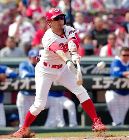 ３回広島無死三塁、菊池涼介は左前に適時打を放つ＝マツダスタジアム（撮影・吉澤敬太）