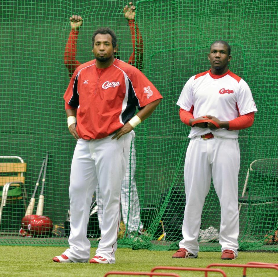 　スパイクを履き練習で汗を流すルナ（左）