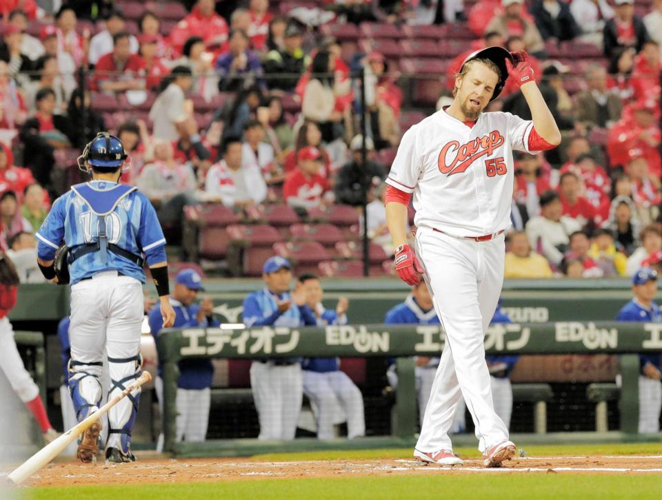 　１回、空振り三振に倒れ、悔しがるエルドレッド