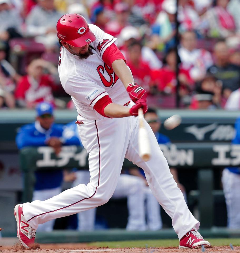 ３回、エルドレッドは中越えに同点２ランを放つ＝マツダスタジアム