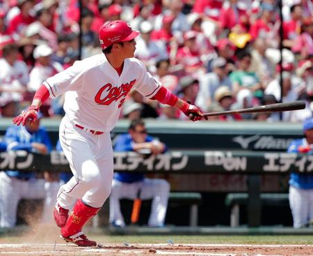 ２回広島２死二塁、新井は左前に適時打を放つ＝マツダスタジアム（撮影・吉澤敬太）