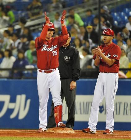 ７回、適時打を放ち、ベンチへ拍手を送る新井（左）＝神宮（撮影・出月俊成）