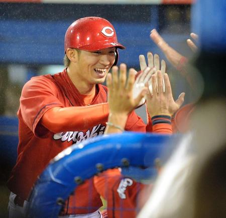 ９回、代打本塁打を放ち、ナインの出迎えに笑顔を見せる鈴木＝神宮（撮影・出月俊成）