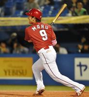 ４回広島１死、右越えソロを放つ広島・丸佳浩＝神宮（撮影・出月俊成）