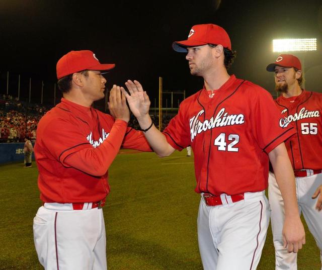 ジョンソン、野手に感謝の4勝目