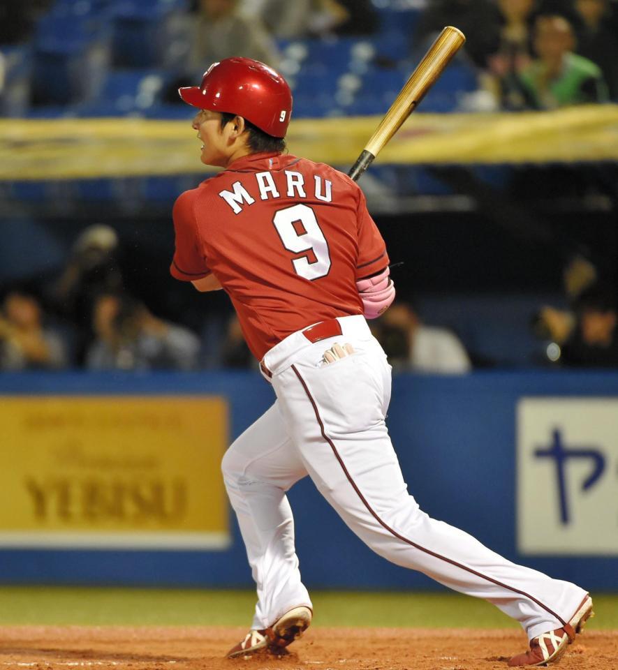 ４回広島１死、右越えソロを放つ広島・丸佳浩＝神宮（撮影・出月俊成）