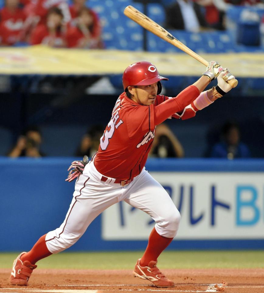 １回広島無死二塁、中前に先制打を放つ広島・菊池涼介＝神宮（撮影・出月俊成）