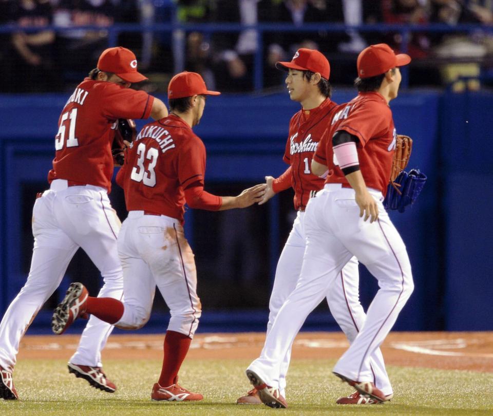 ６回ヤクルト２死、川端慎吾の飛球を好捕した菊池涼介（左から２人目）とタッチを交わす広島の先発・野村祐輔＝神宮球場（撮影・開出牧）
