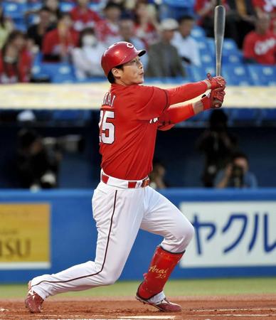 １回広島１死一、二塁、右越えに先制の２点二塁打を放つ広島・新井貴浩＝神宮（撮影・出月俊成）