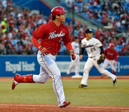 　１回、小川（右）から先制の２点適時二塁打を放つ新井（撮影・出月俊成）