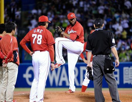 　８回、打球が直撃したジャクソンは念のため投球練習をする